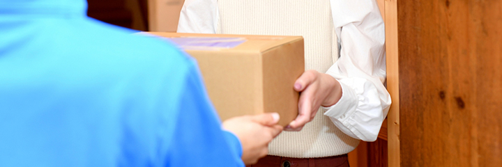 宅配型トランクルームを利用している人のイメージ画像