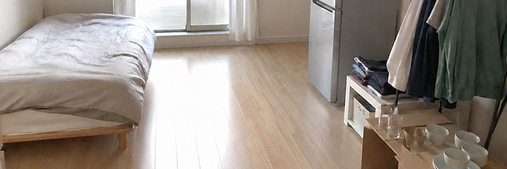 引っ越し当日は最低限の荷物だけ新居へ運んでいるイメージ画像