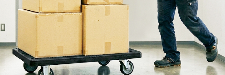 キャスター付き台座で奥の荷物を引き出せるようにするイメージ画像