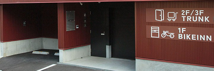 車横付け・アスファルト舗装・スロープで搬入出のしやすさを確認するイメージ画像