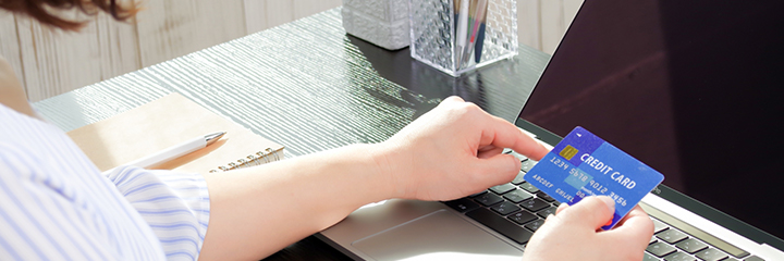 クレジットカードで決済するイメージ画像