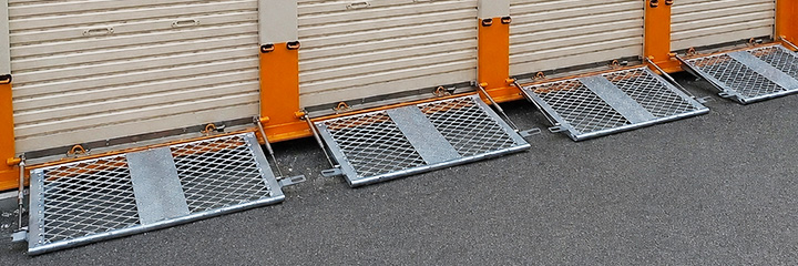 スロープ付き物件でバイクの搬入出がスムーズ